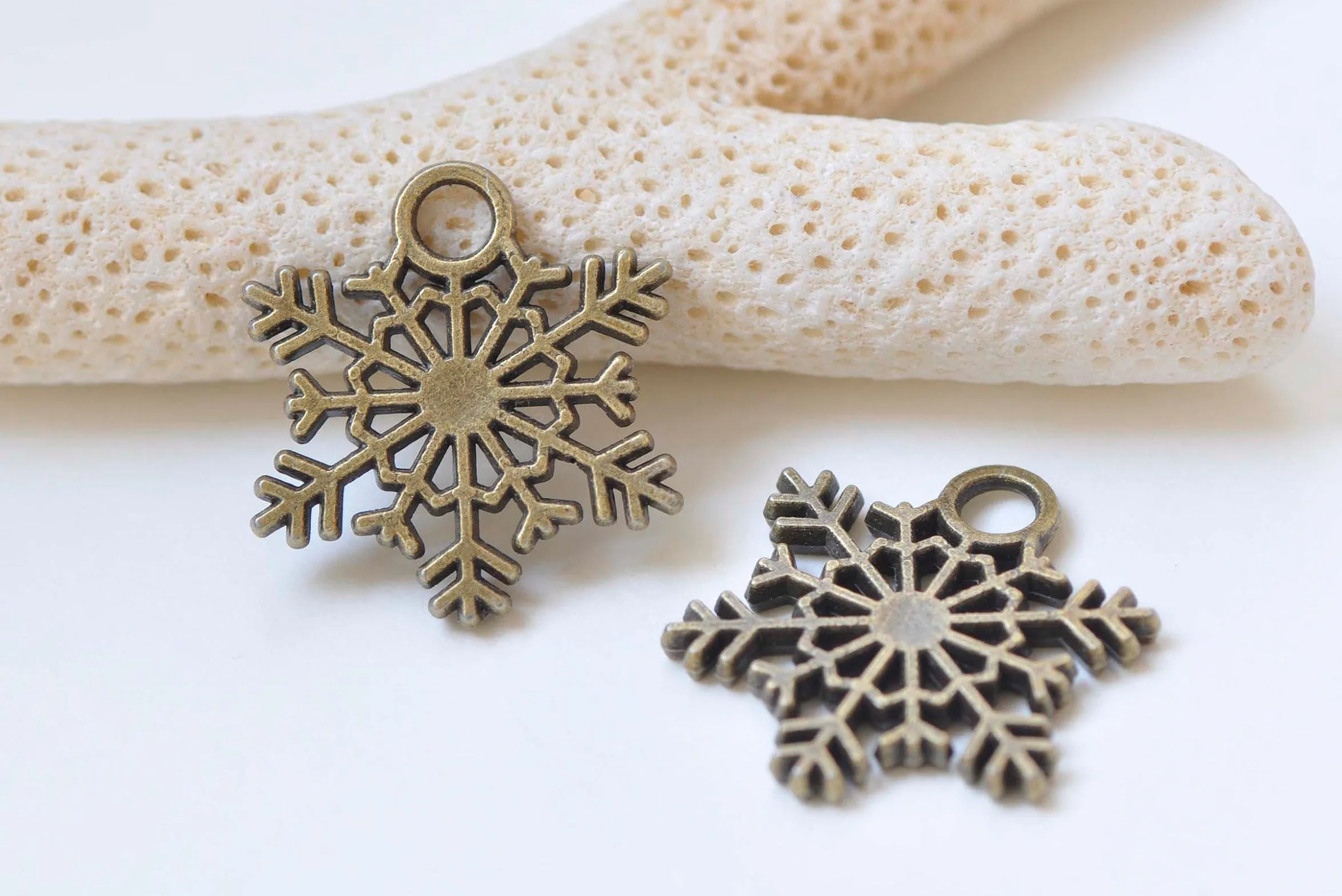 10 pcs Antique Bronze Snowflake Charms Thick Pendants 24x27mm A2362