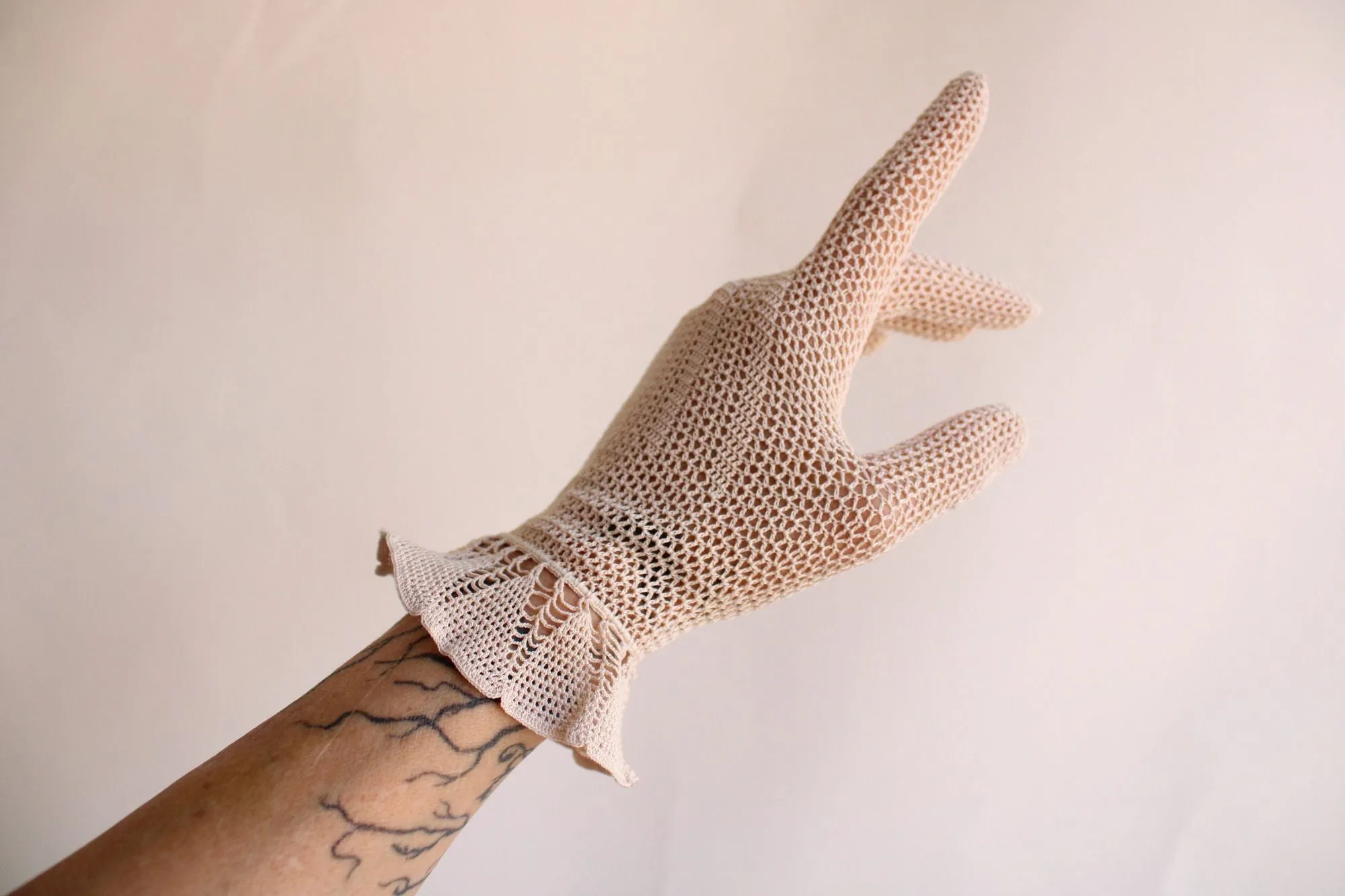 Vintage 1930s 1940s Beige Crochet Gloves